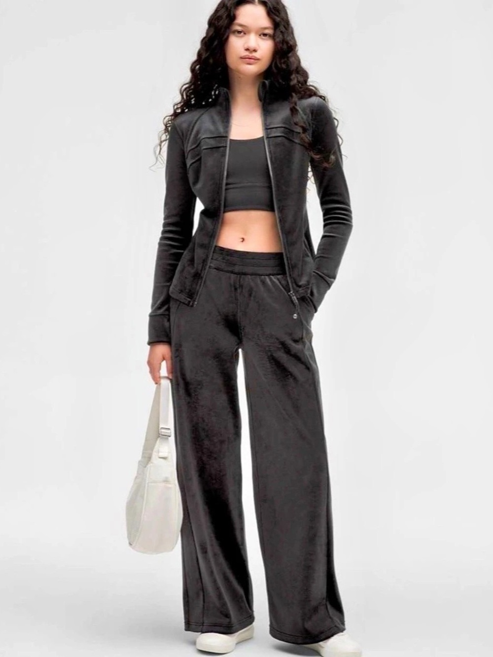 LULULEMON • Scuba Mid-Rise Wide-Leg Pant Velvet
Black XS W5GVAS